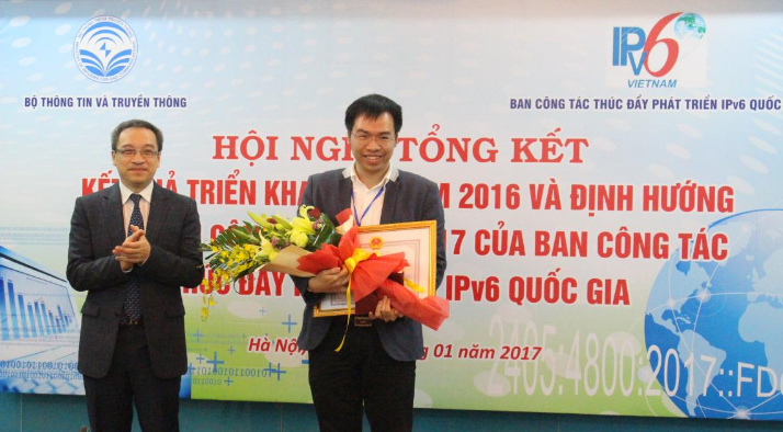 Thứ trưởng Phan Tâm trao Bằng khen Bộ trưởng Bộ TT&TT cho đại diện FPT Telecom