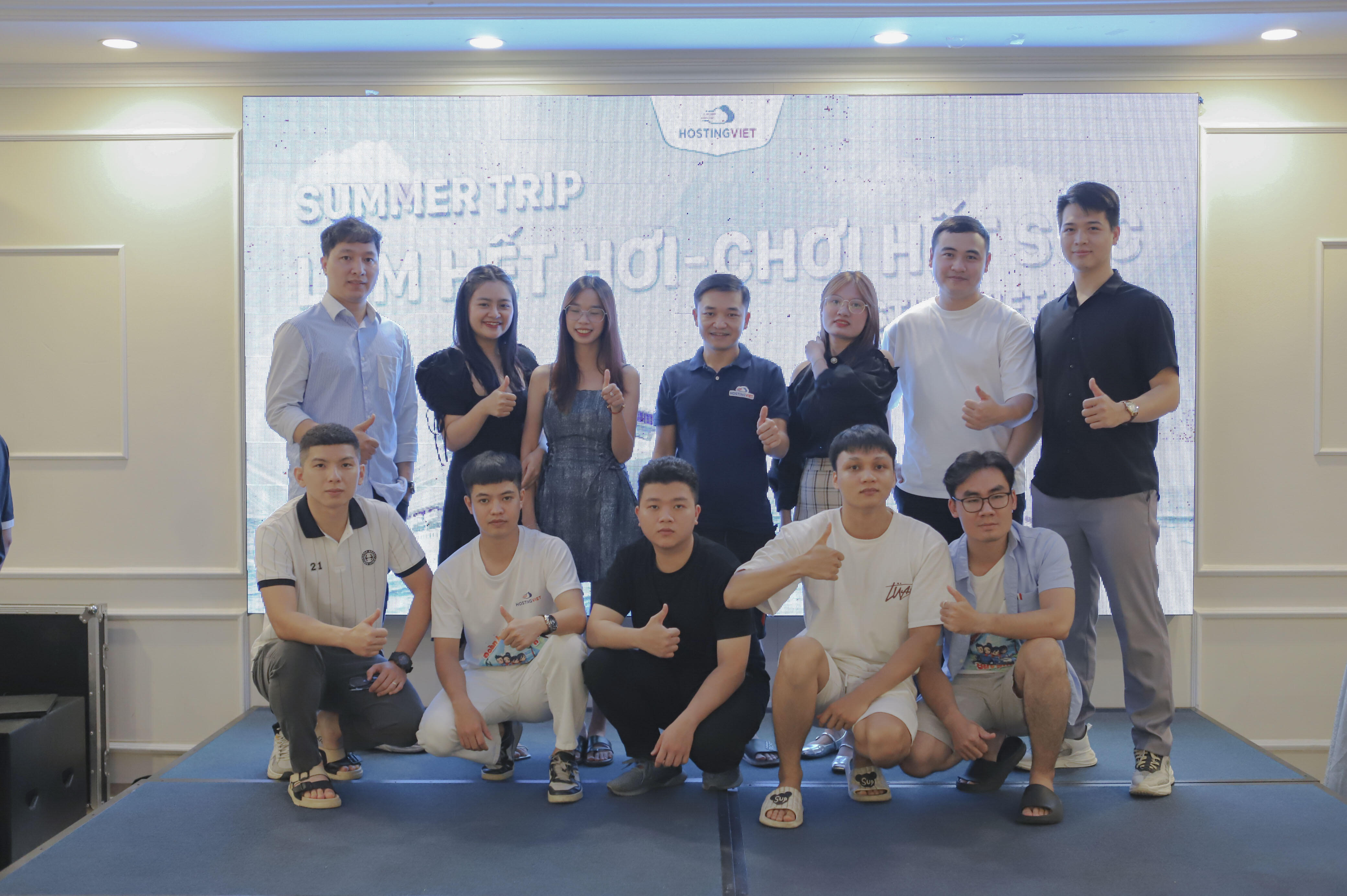 Team DEV cùng với sếp của HostingViet tại đêm Gala tại Hạ Long